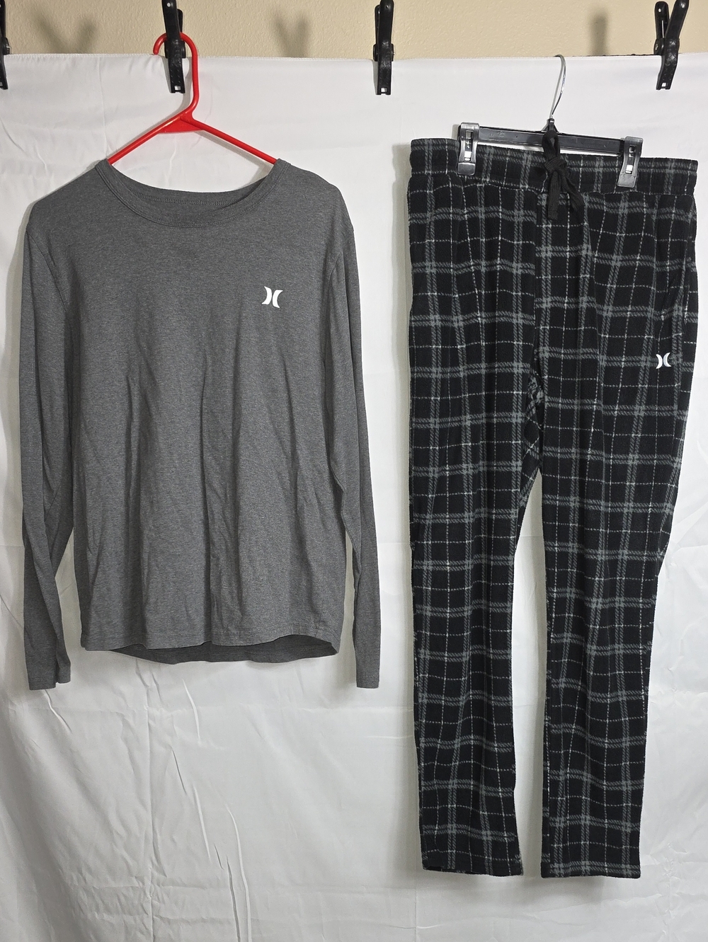 Hurley Mens' Gray Long-Sleeve Top & Black Plaid Pajama Pants Set XL (M207)